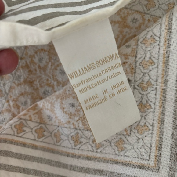 Williams Sonoma-Pattern Tablecloth in gold/grey/cream Paisley Print-100% cotton - Picture 6 of 9